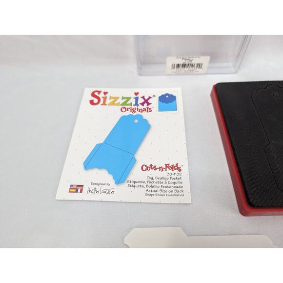 SIZZIX Die 38-1132 Cuts-n-Folds Scallop Pocket Tag Heather Lancaster - Picture 2 of 11